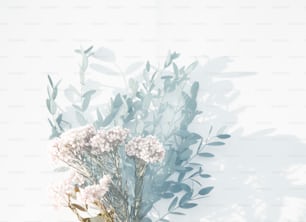 eine mit Blumen gefüllte Vase auf einem Tisch