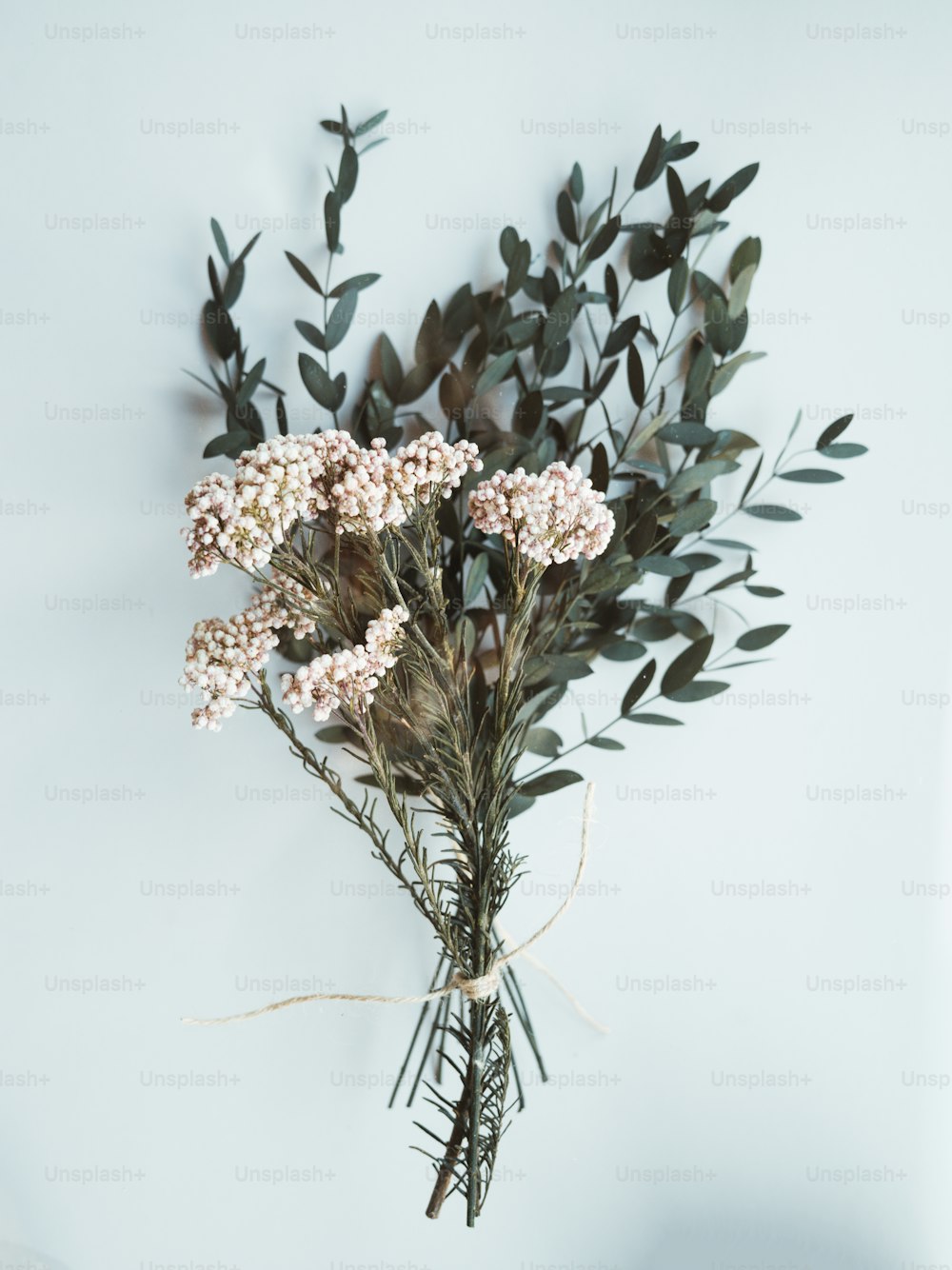 um ramo de flores que estão sentados em uma mesa