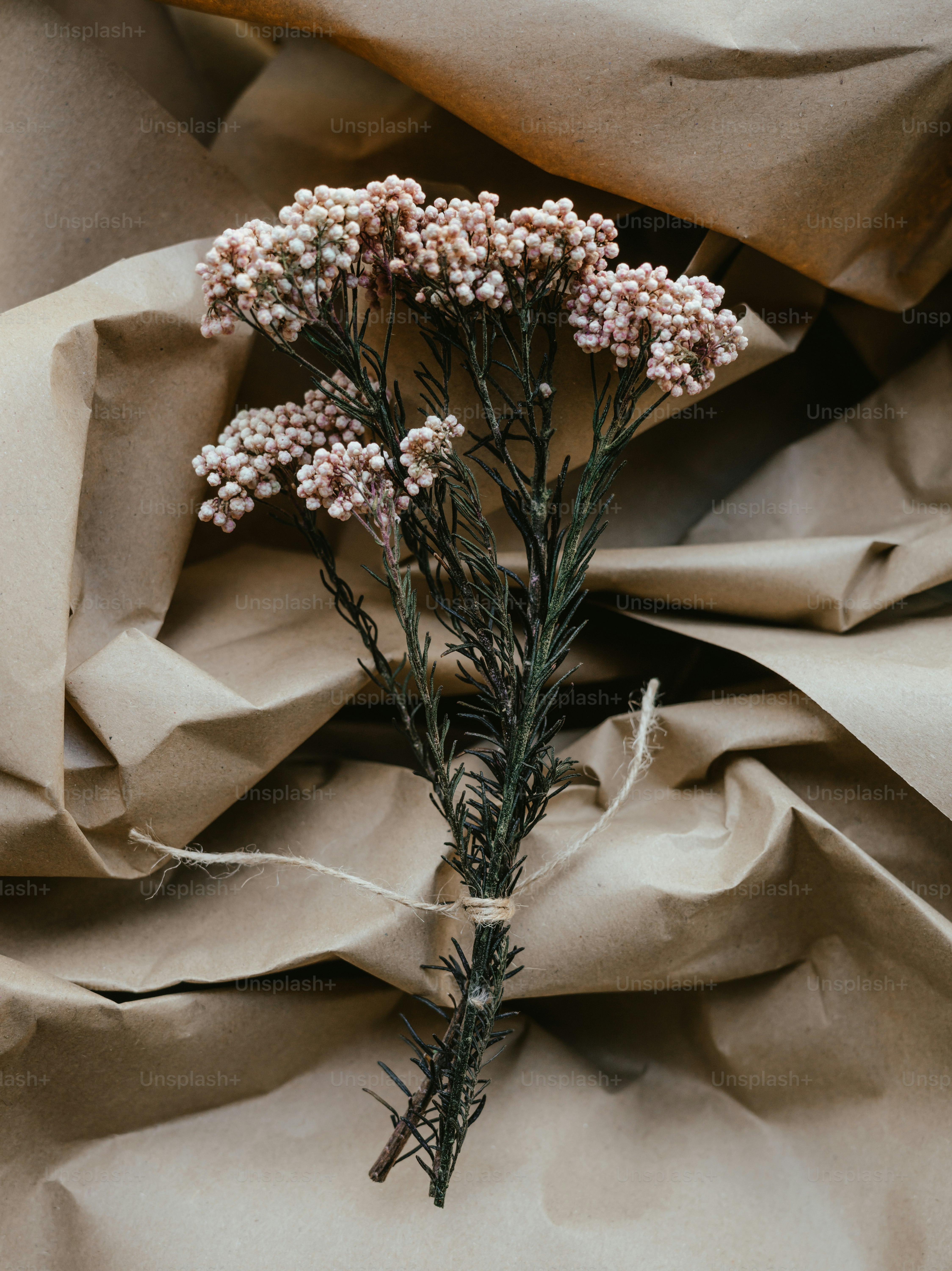 ein Strauß Blumen, die auf einem Tuch sitzen