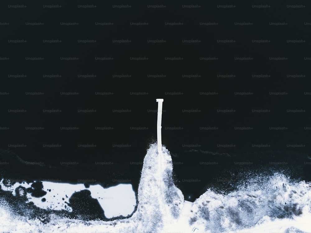 水中のボートの白黒写真