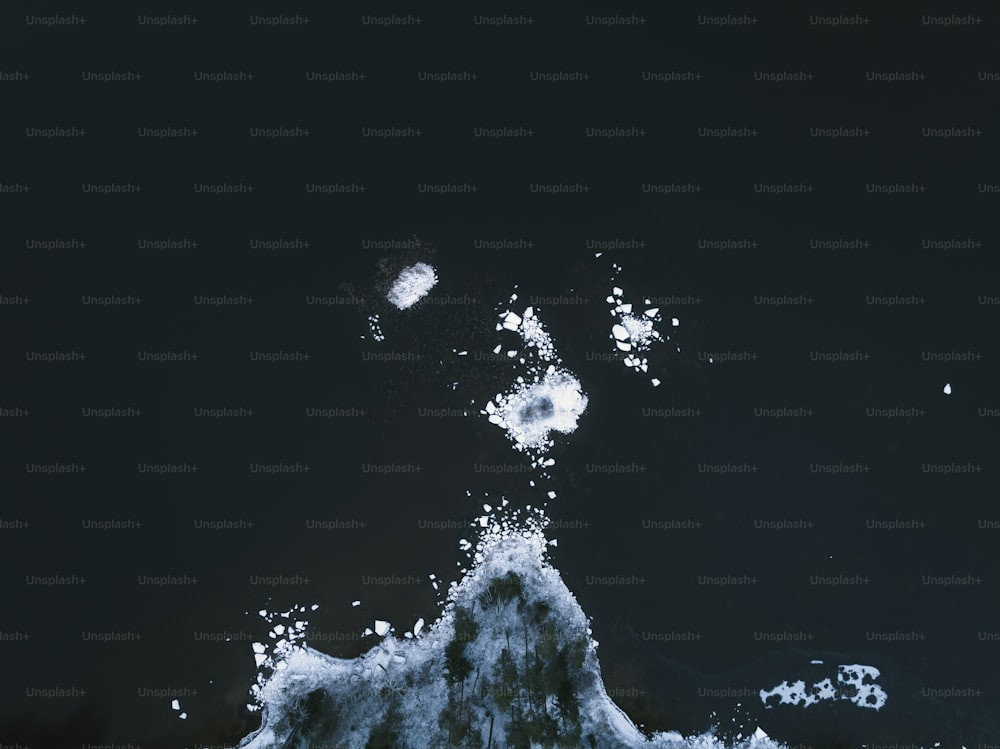 Une photo en noir et blanc d’une vague dans l’océan