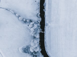 une vue aérienne d’un champ enneigé