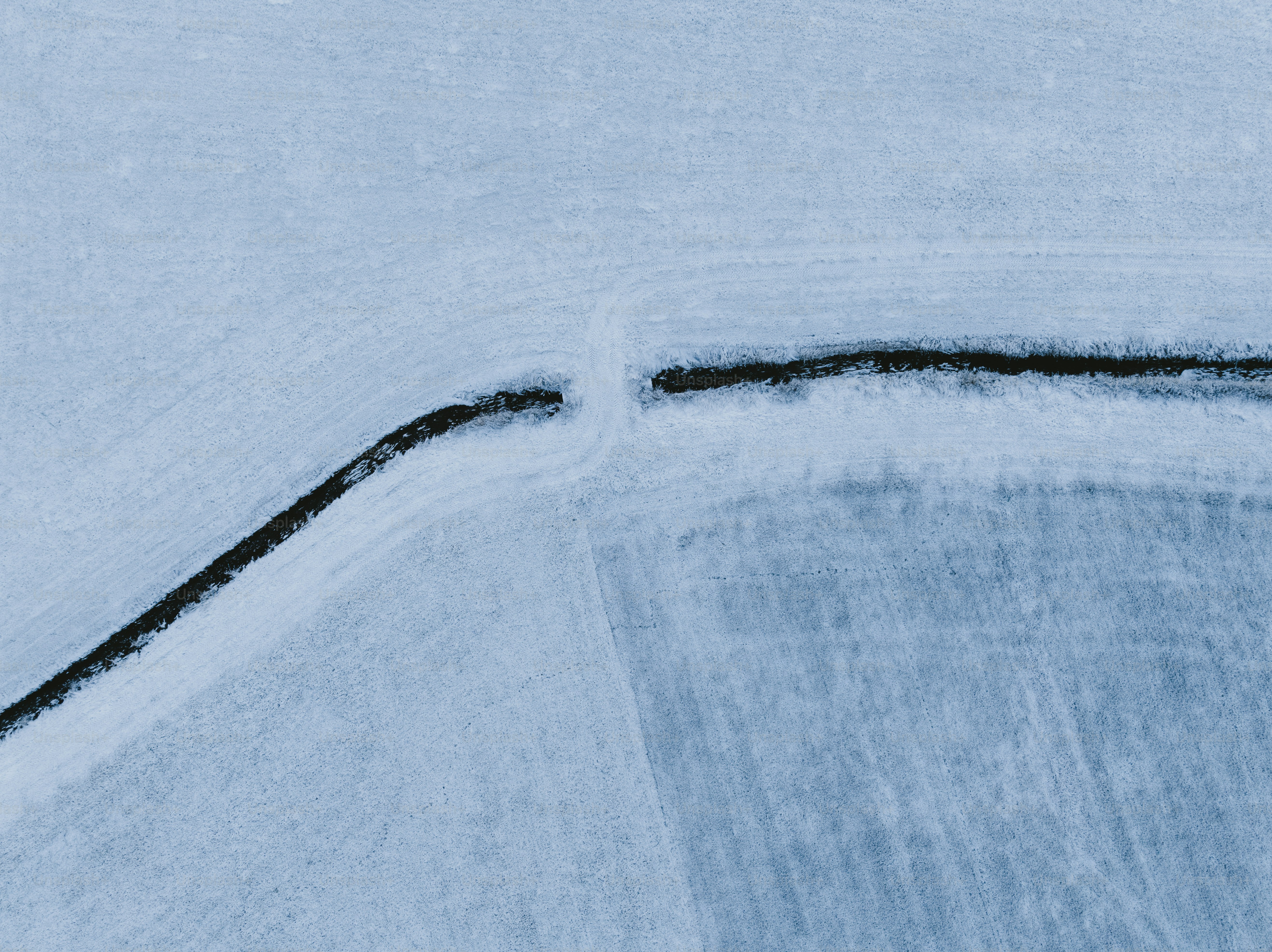 Ein Snowboarder, der einen schneebedeckten Hang hinunterfährt