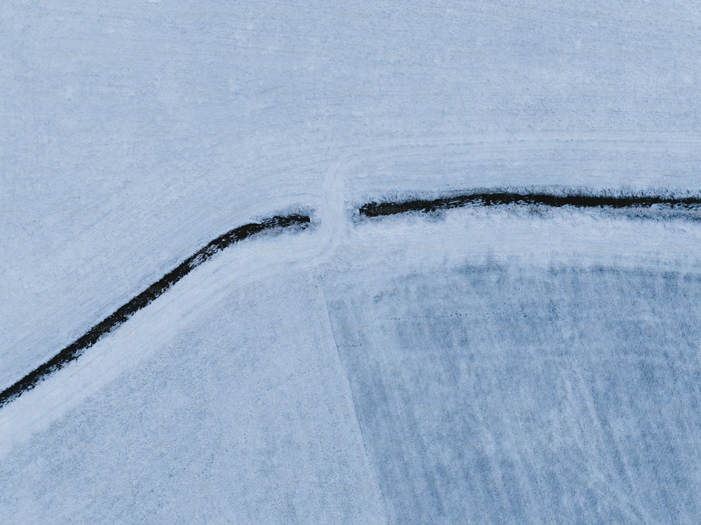 雪に覆われた斜面を駆け下りるスノーボーダー