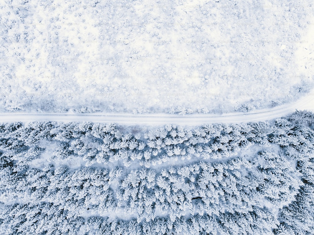 Eine Luftaufnahme einer schneebedeckten Straße