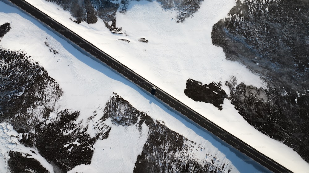 Eine Luftaufnahme eines Zuges, der durch eine verschneite Landschaft fährt