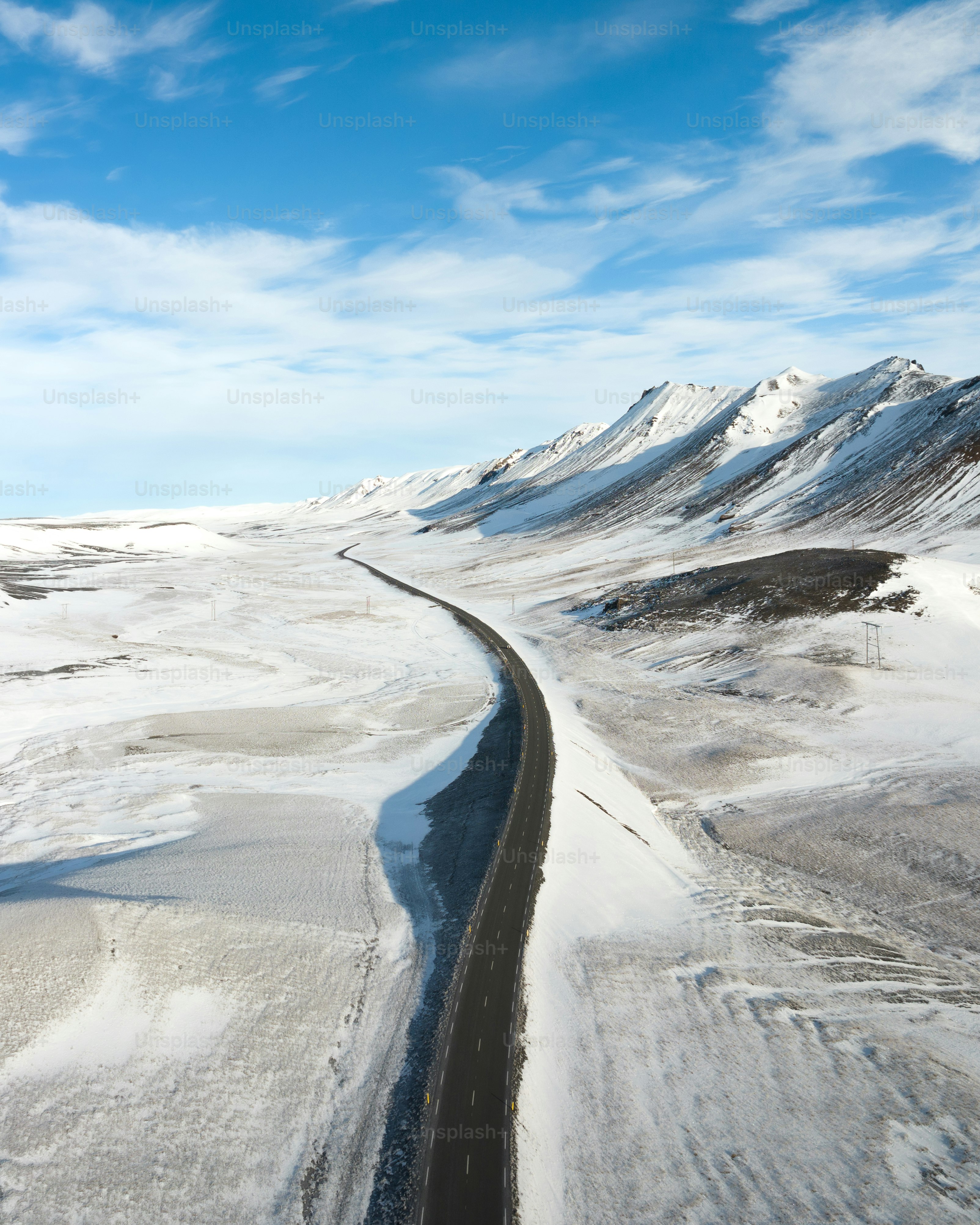 Una vista aérea de una carretera en la nieve