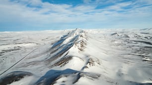 uma vista de uma montanha coberta de neve de um avião