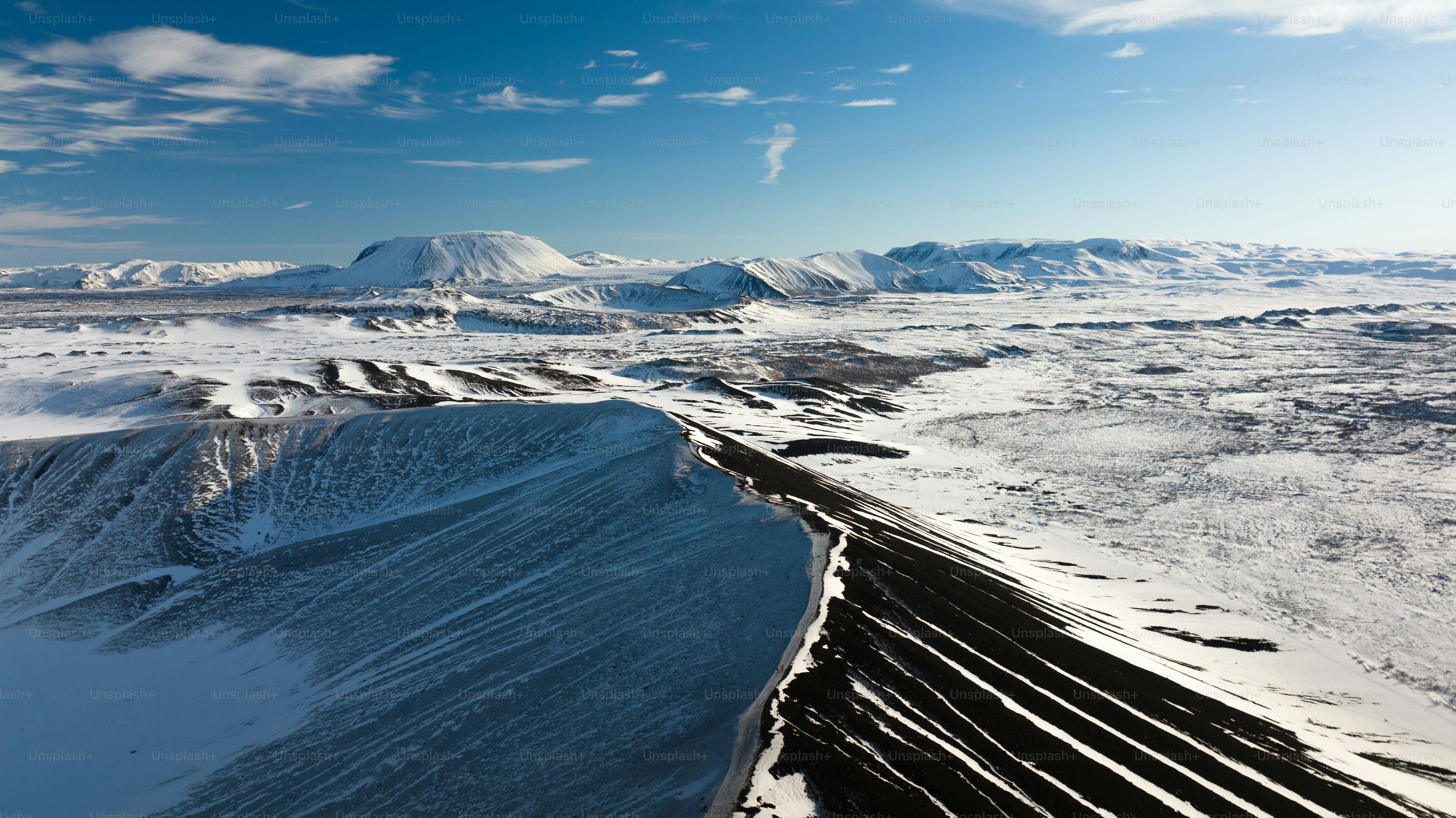 An aerial view of a snow covered landscape photo – Car Image on Unsplash