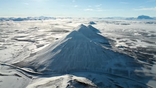 Eine Luftaufnahme eines schneebedeckten Berges