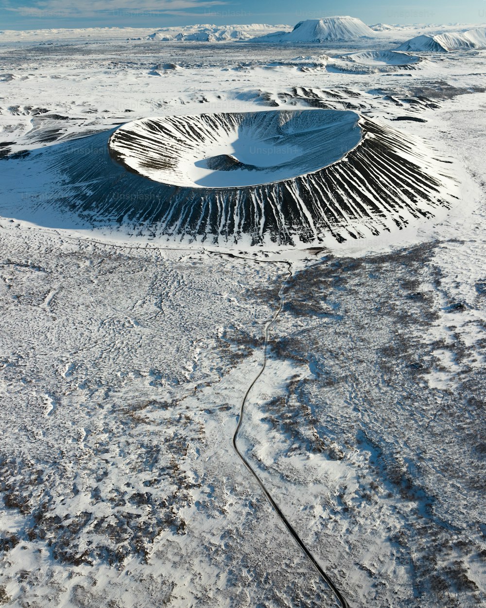 una veduta aerea di un paesaggio innevato