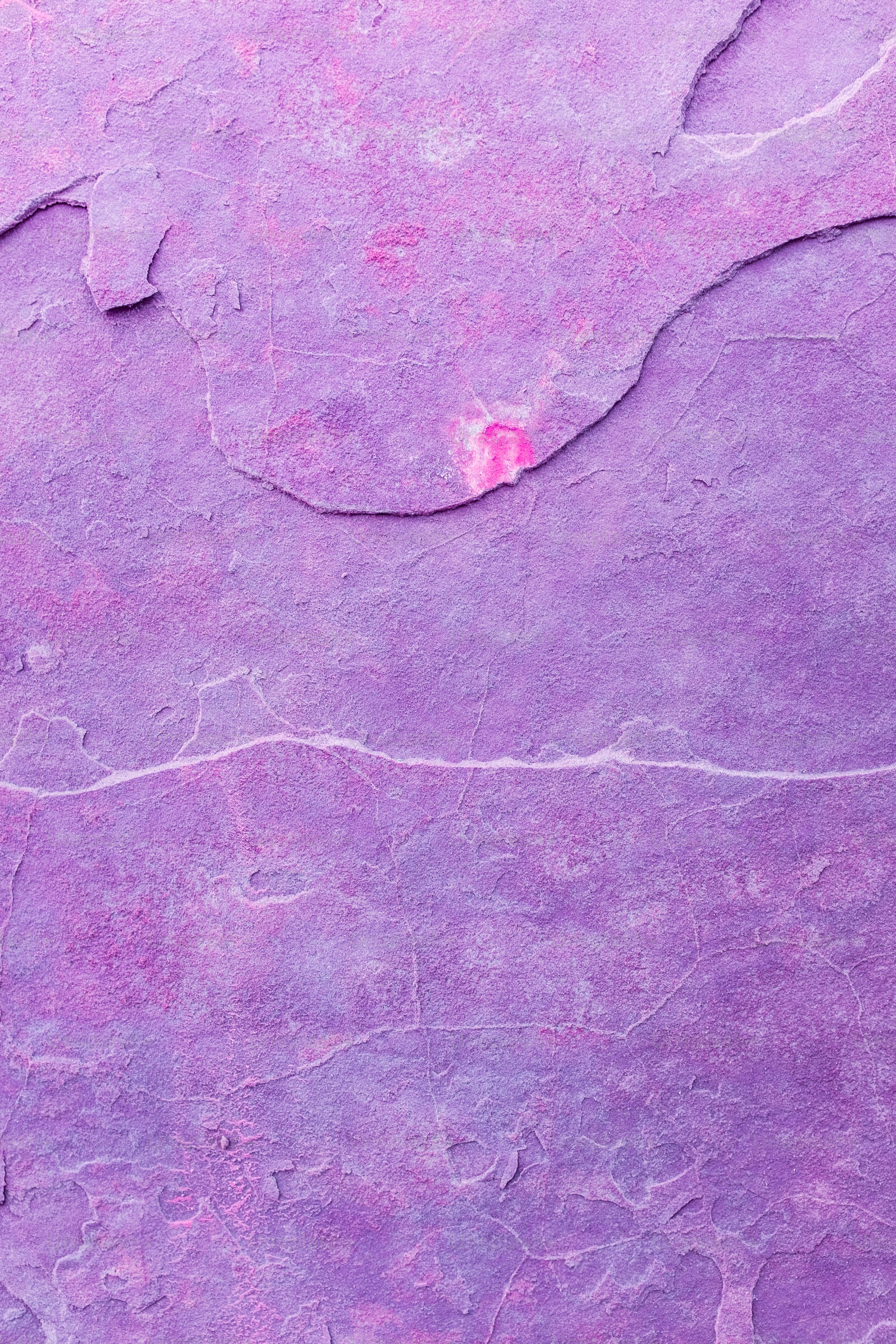 Um close up de uma superfície roxa com um pequeno orifício no meio foto –  Imagem sobre Abstrair na Unsplash, image size:3000x4500