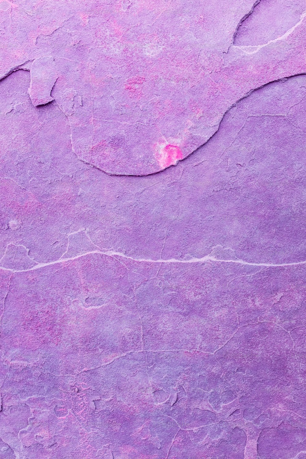 un gros plan d’une surface violette avec un petit trou au milieu