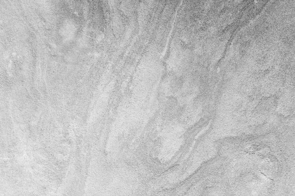 Une photo en noir et blanc de sable et d’eau