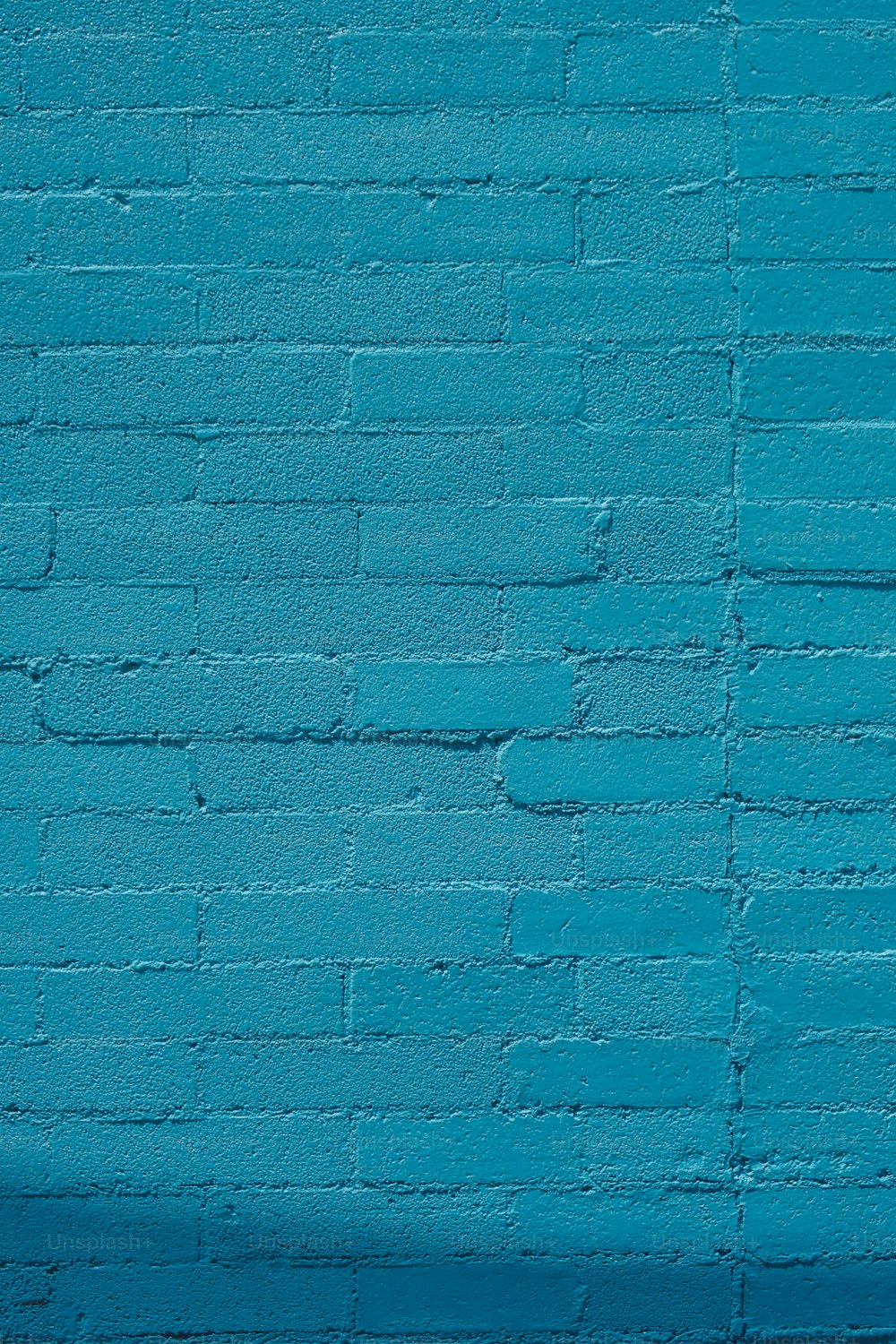 eine blaue Backsteinmauer mit einem Stoppschild darauf