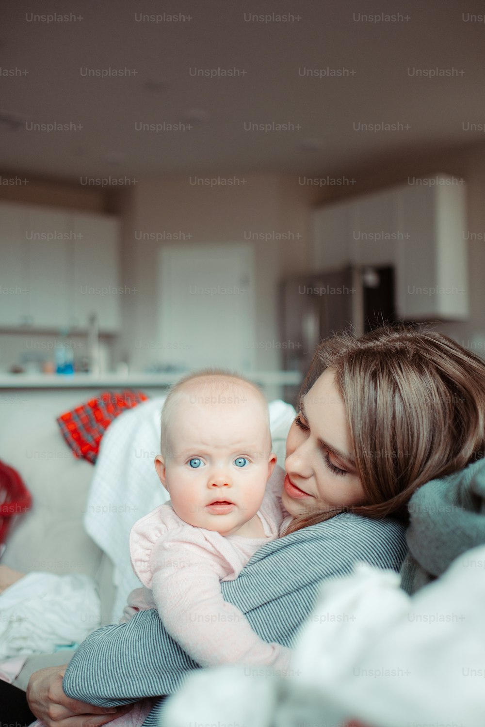 赤ん坊を腕に抱く女性