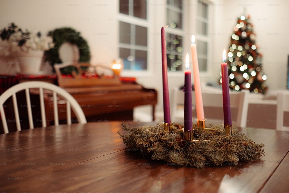 um grupo de velas sentado em cima de uma mesa de madeira