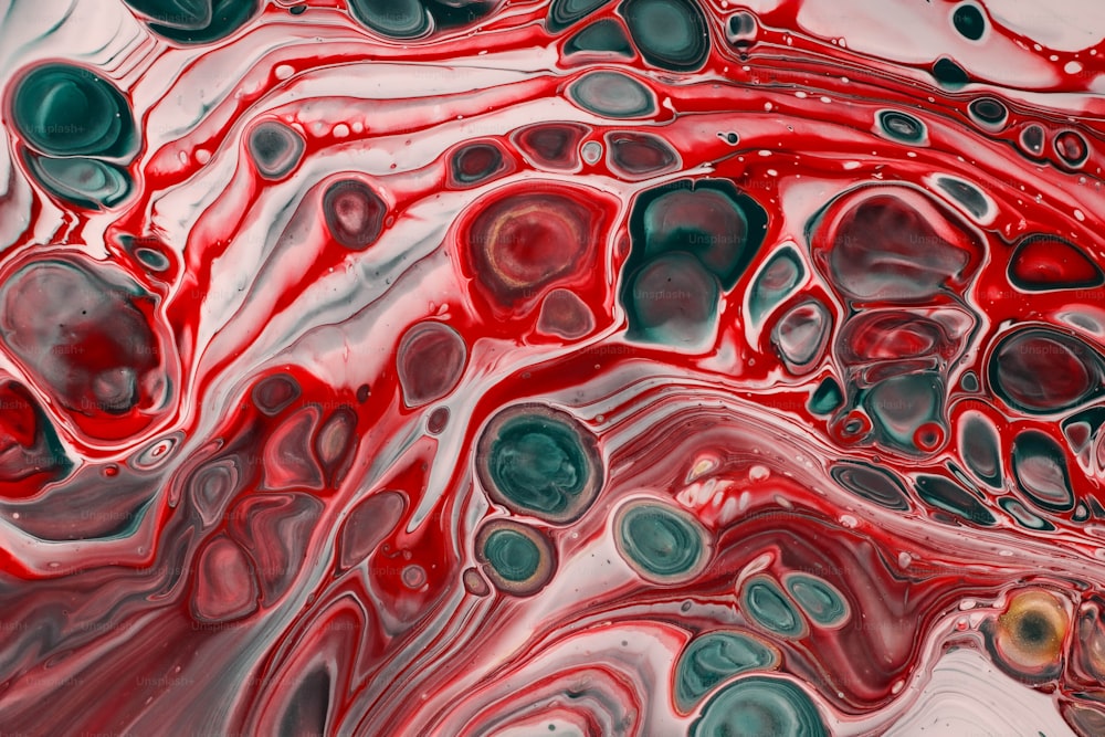 um close up de um líquido vermelho e preto