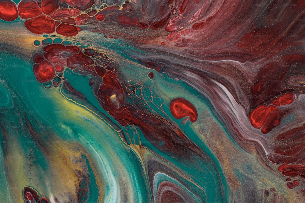 Ein abstraktes Gemälde mit roten und grünen Farben