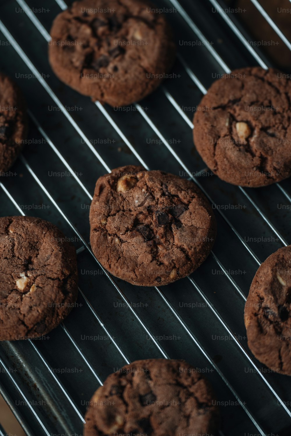 Un primo piano di biscotti al cioccolato su un rack di raffreddamento