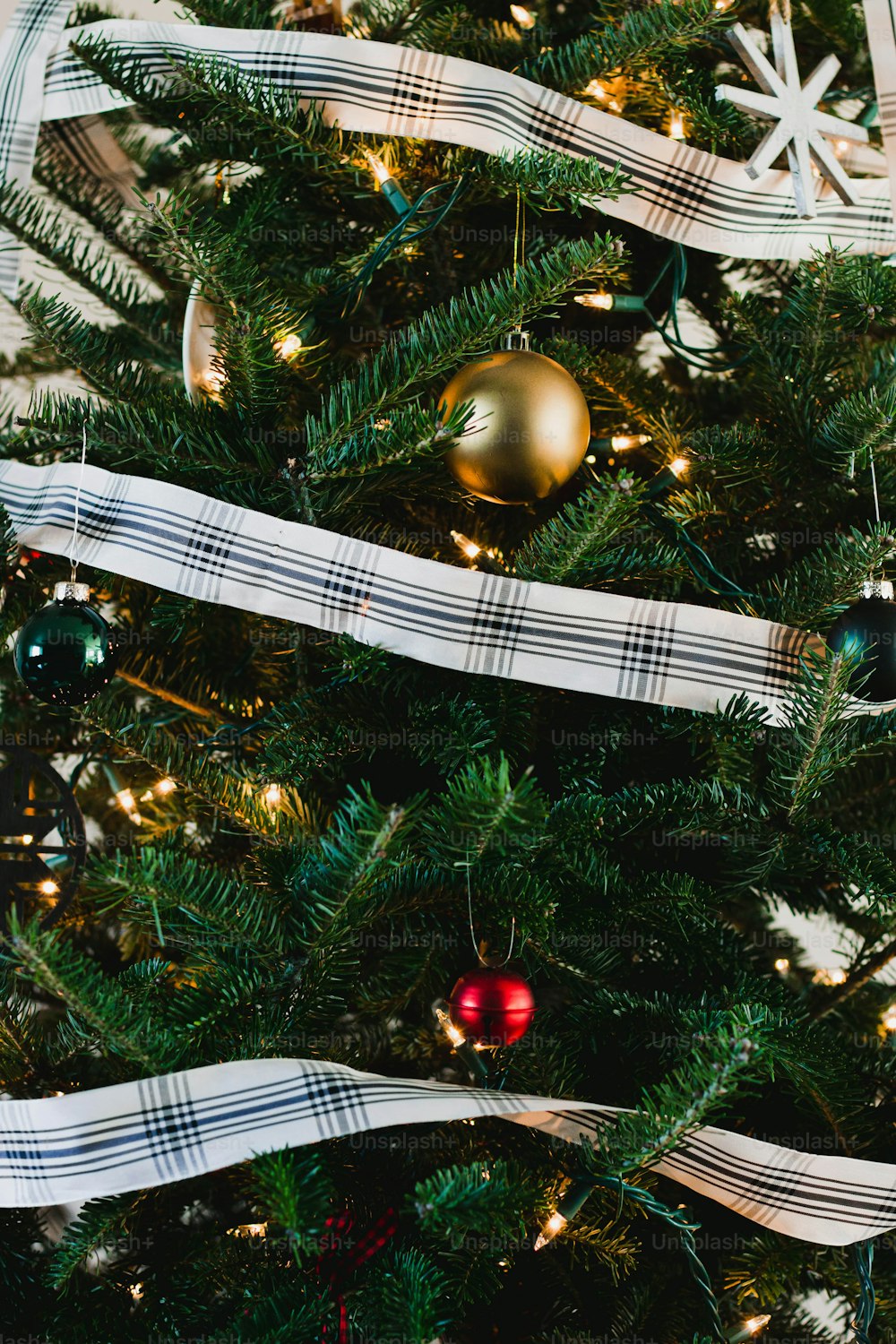Un albero di Natale decorato con nastro e ornamenti
