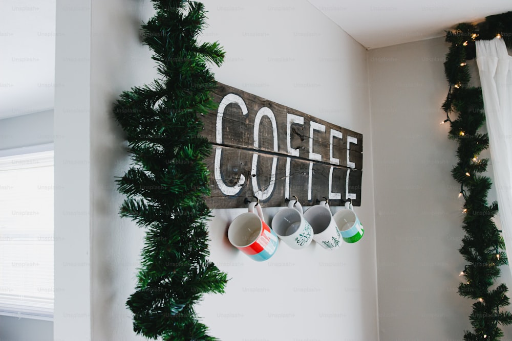 벽 옆에 걸려 있는 커피 간판