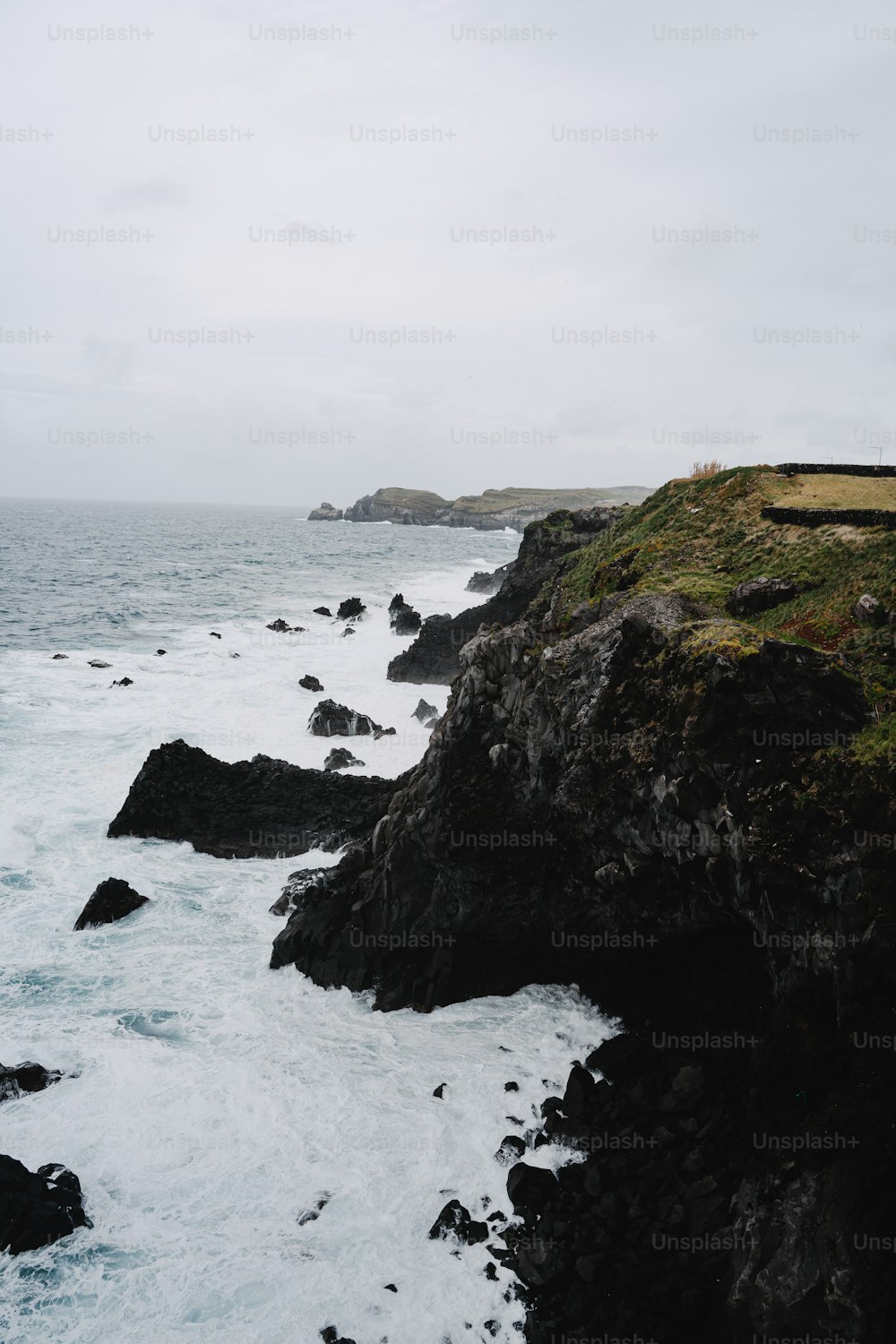 Une vue de l’océan depuis une falaise rocheuse