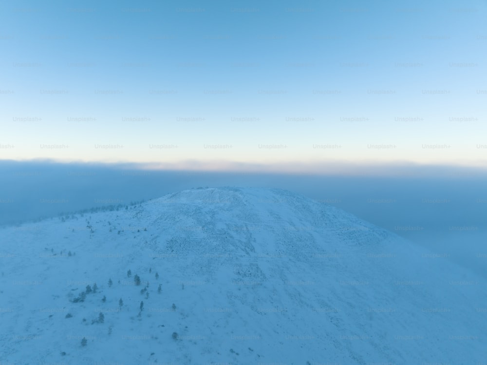 Une colline couverte de neige sous un ciel bleu
