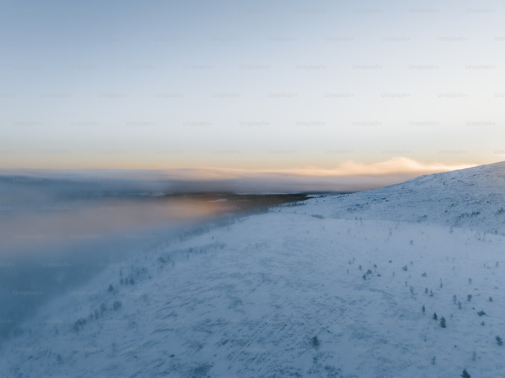 空の背景に雪に覆われた丘