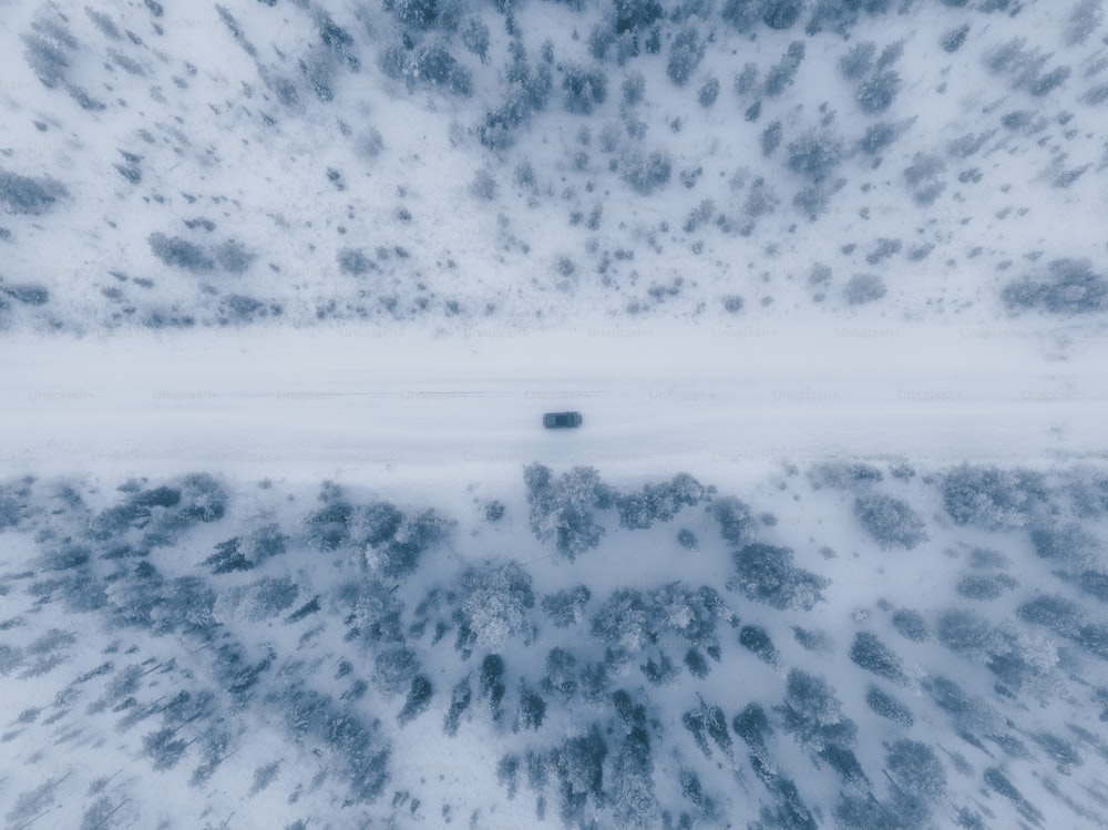 Una vista aérea de un campo cubierto de nieve