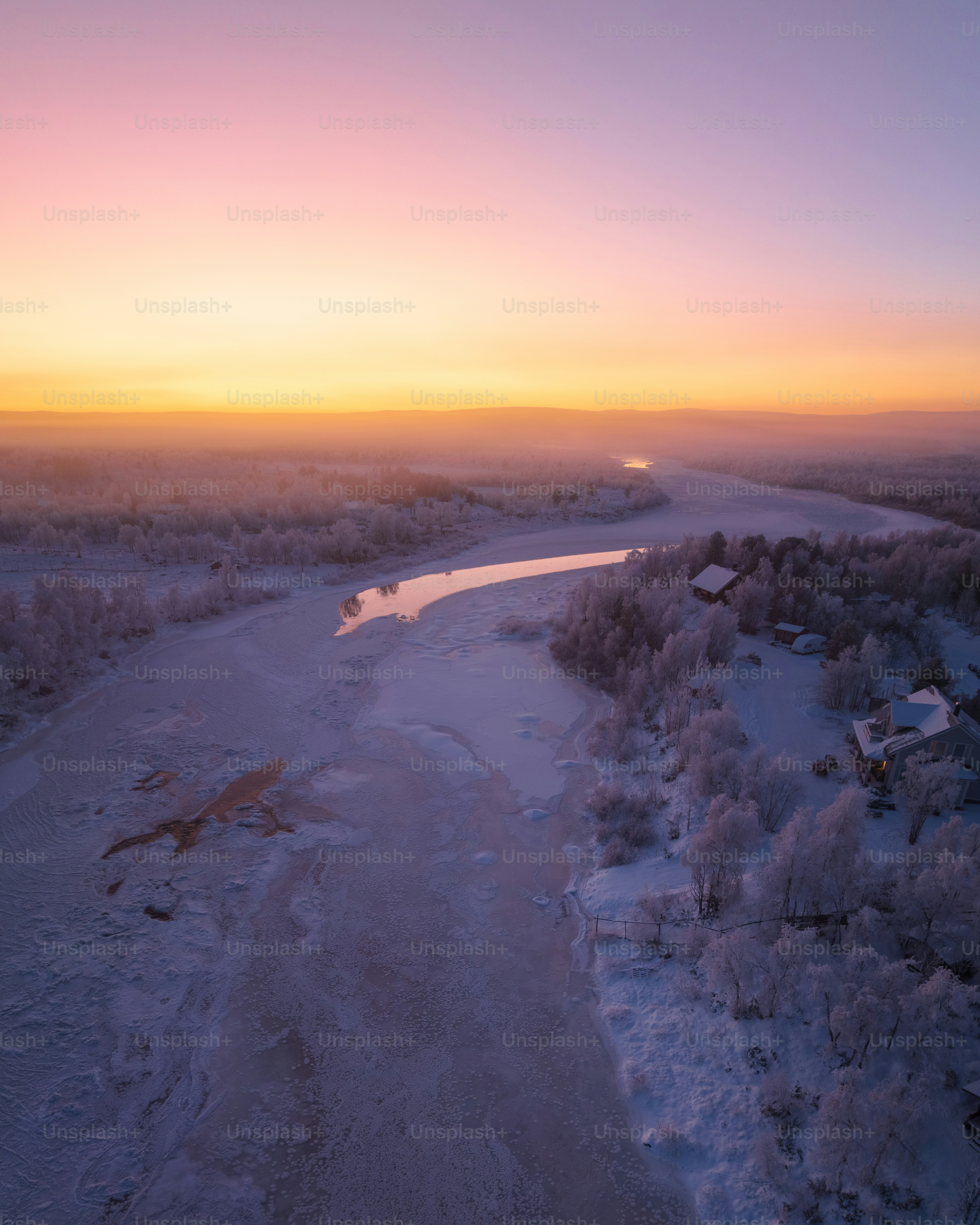 ein Fluss, der durch ein schneebedecktes Feld fließt