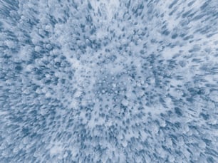 Ein blau-weißes Foto von Schnee und Wolken