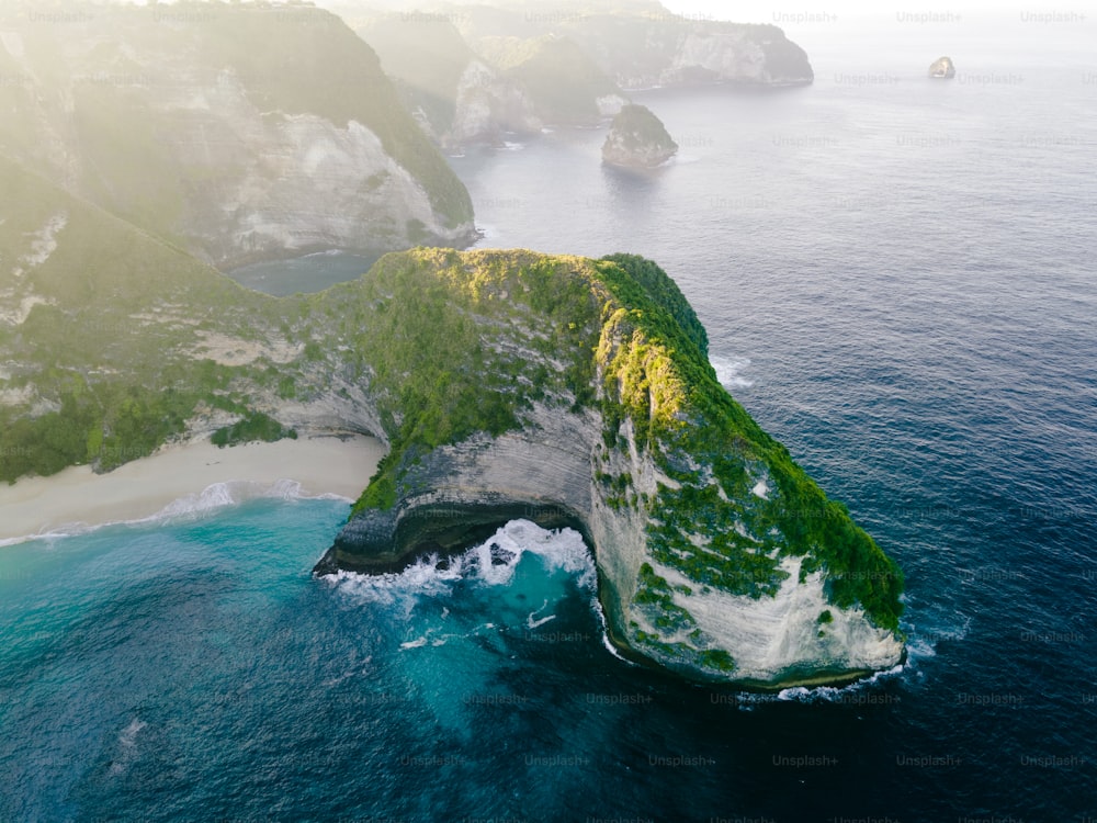 Una veduta aerea di un'isola in mezzo all'oceano