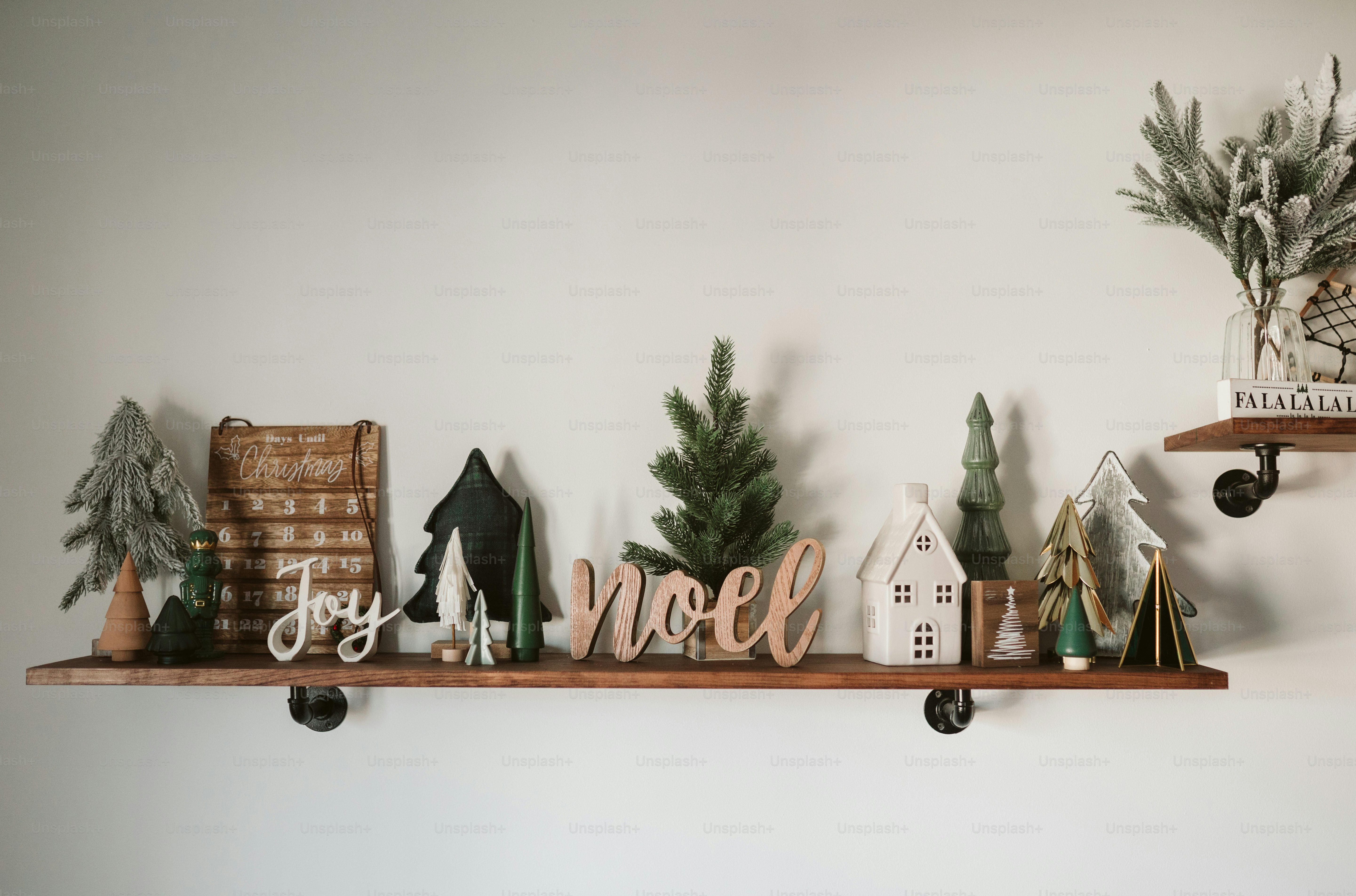 Rak yang dipenuhi dengan dekorasi Natal di atas dinding