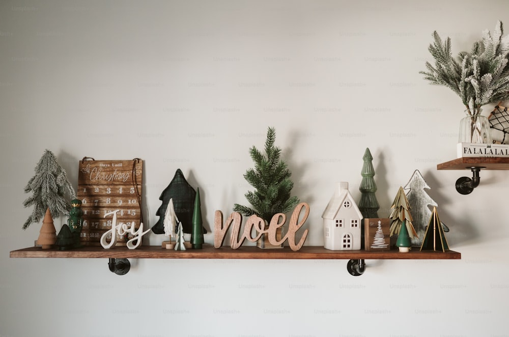 Une étagère remplie de décorations de Noël au sommet d’un mur