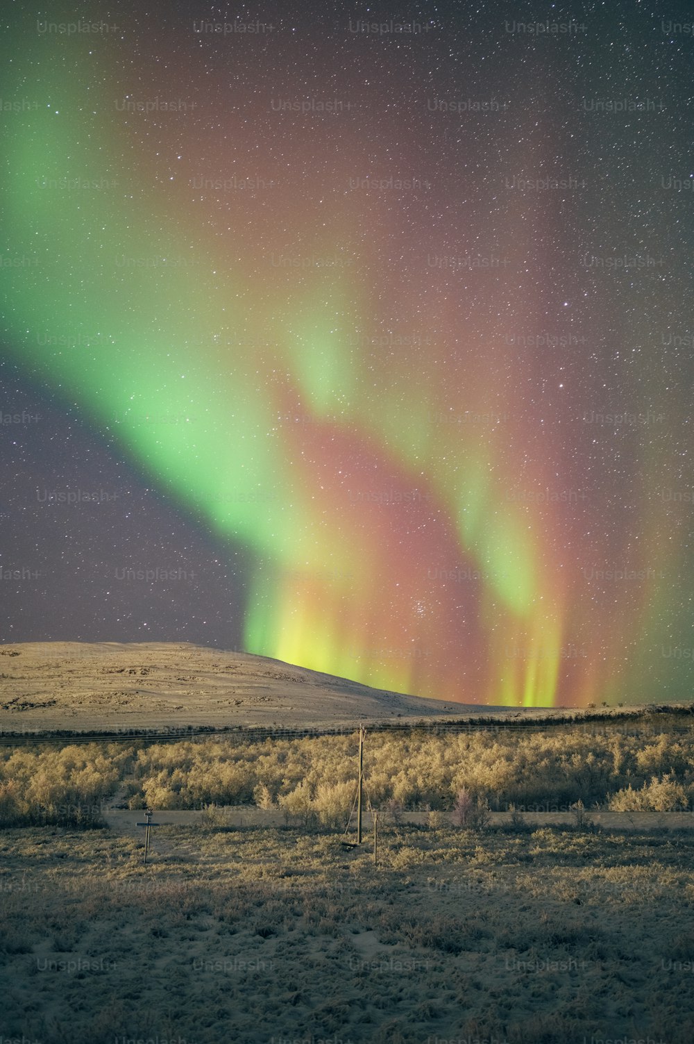 Eine grün-rote Aurora-Bohrung ist am Himmel