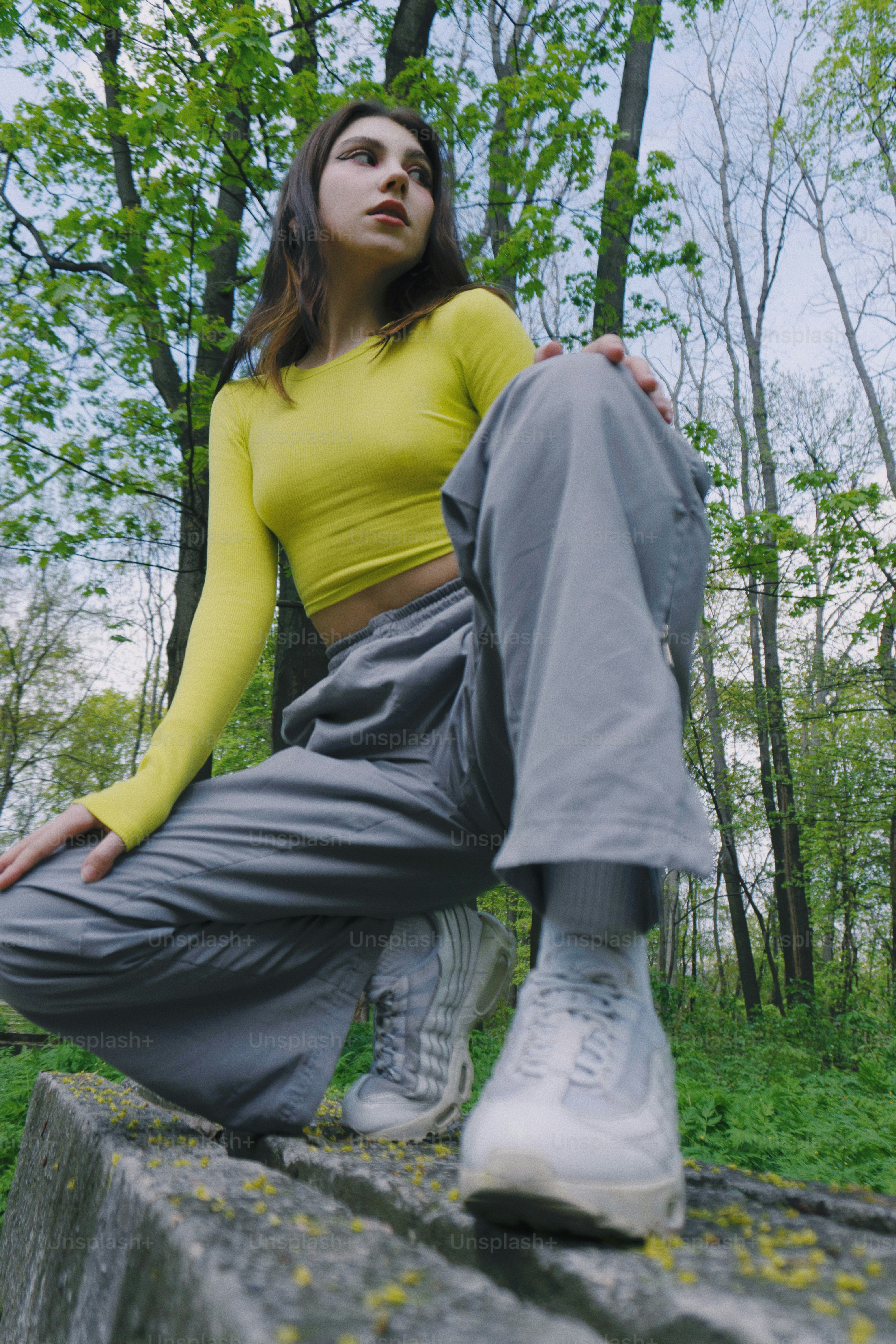 Eine Frau, die auf einem Felsen im Wald sitzt