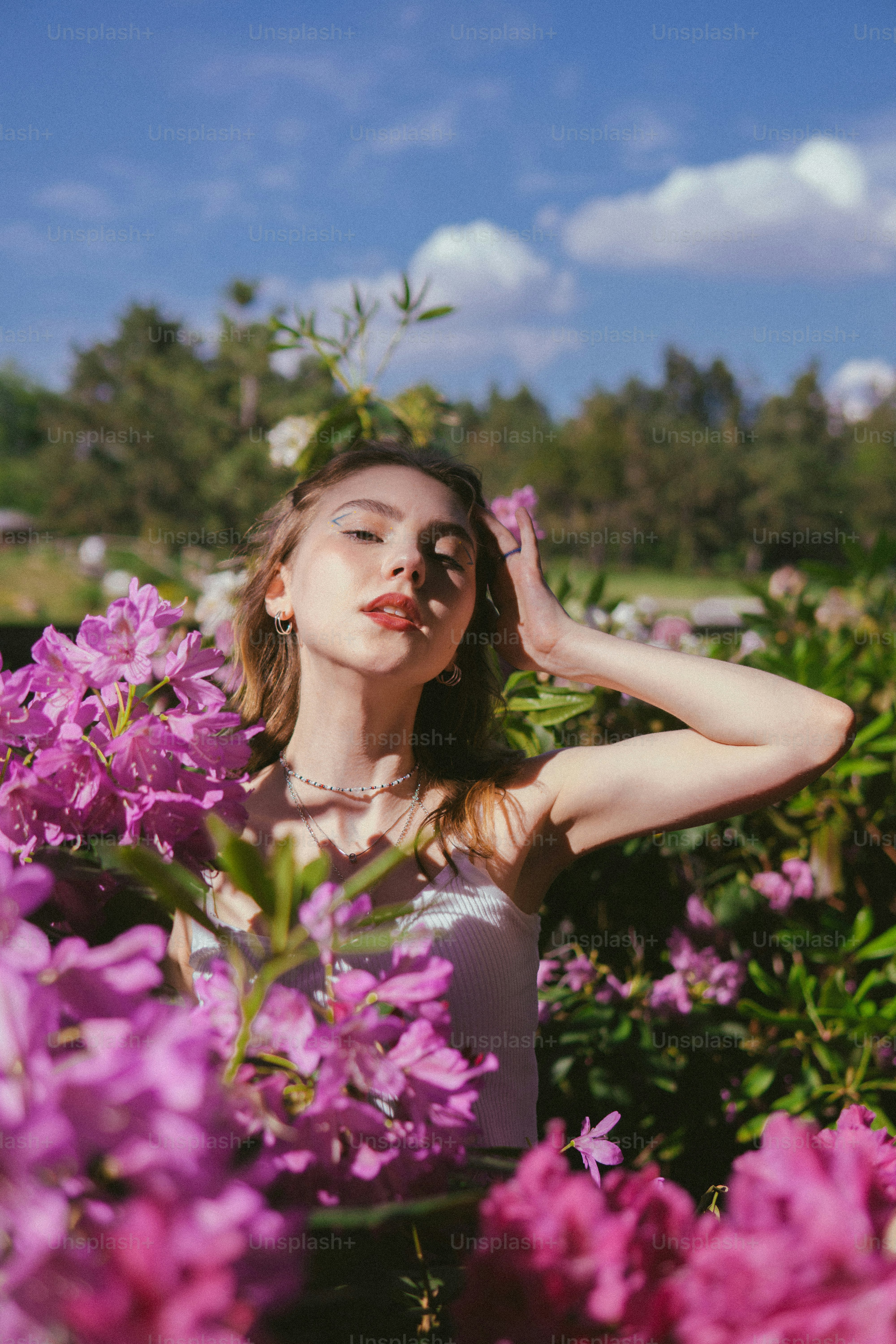 Una mujer de pie en un campo de flores púrpuras