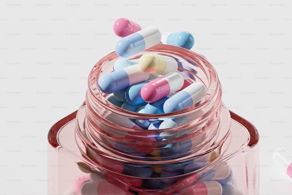 Un barattolo pieno di tante pillole colorate