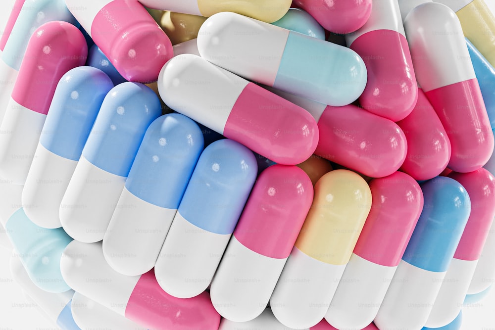 Un montón de píldoras multicolores sentadas una encima de la otra