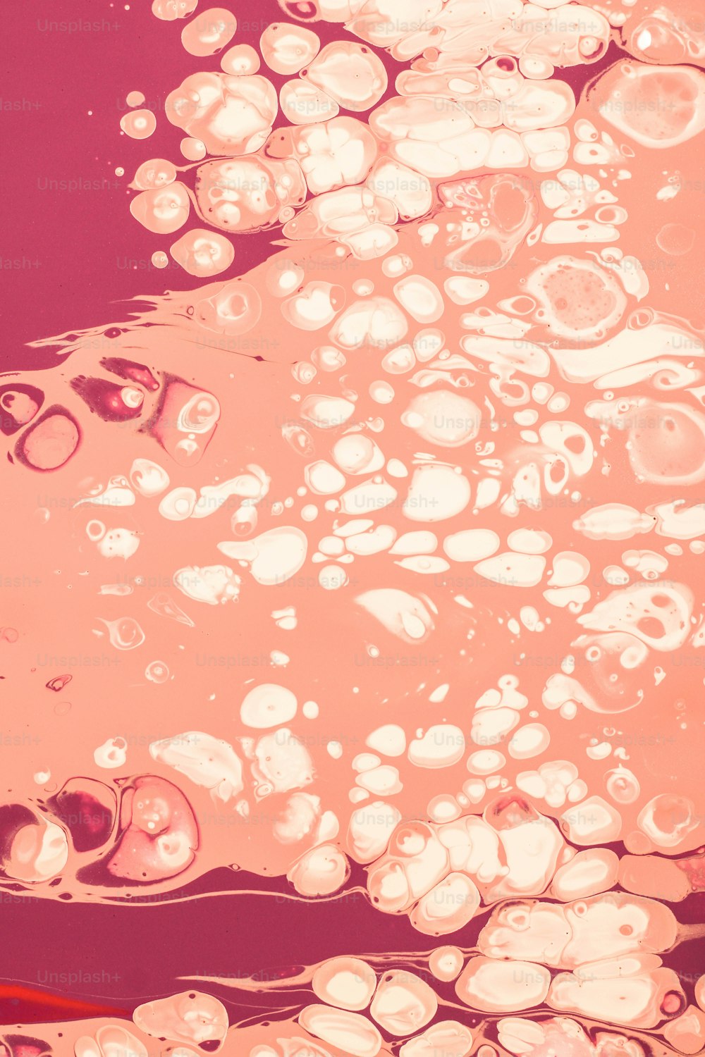 um close up de bolhas de água em uma superfície vermelha