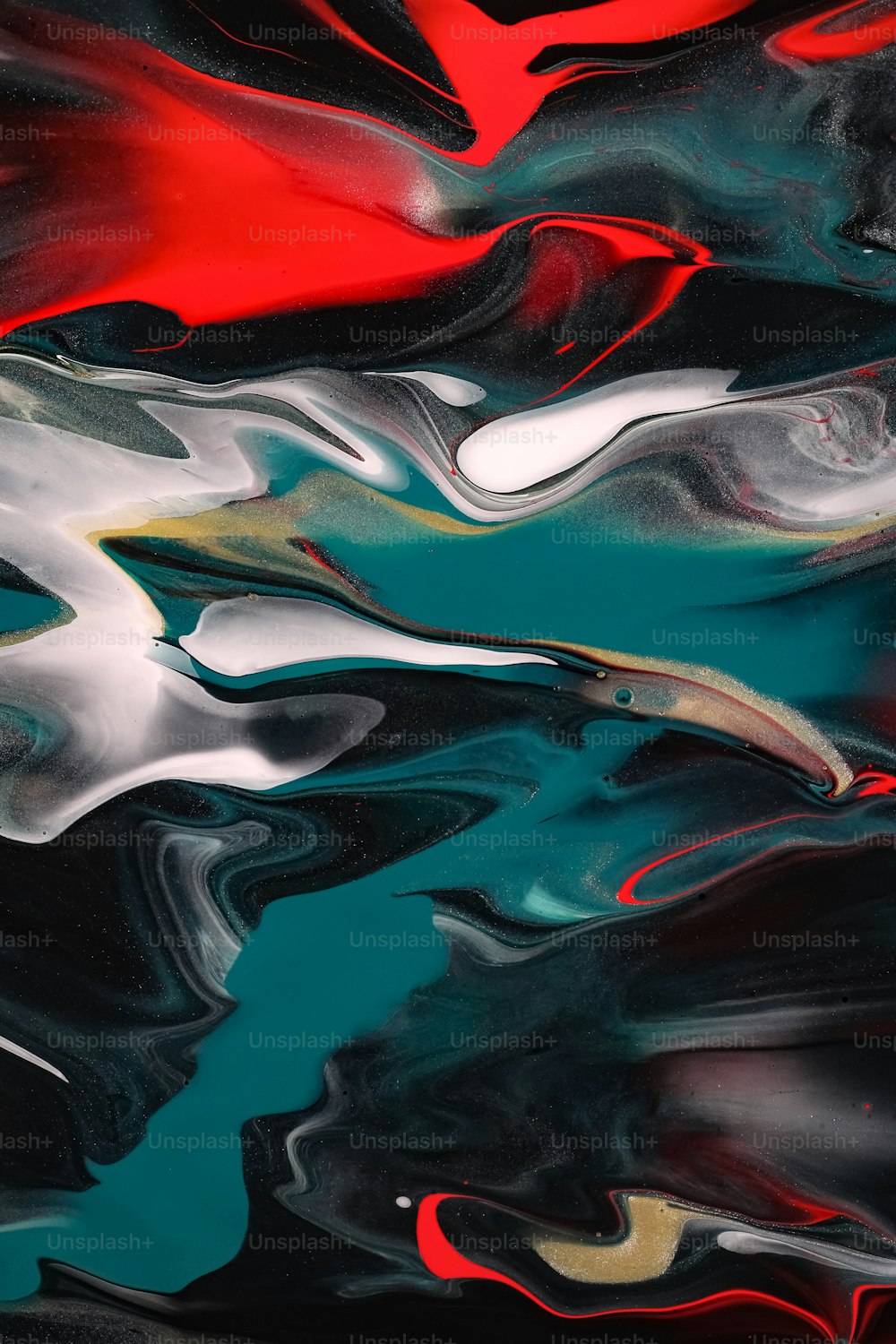 Un dipinto astratto con colori rosso, nero e blu