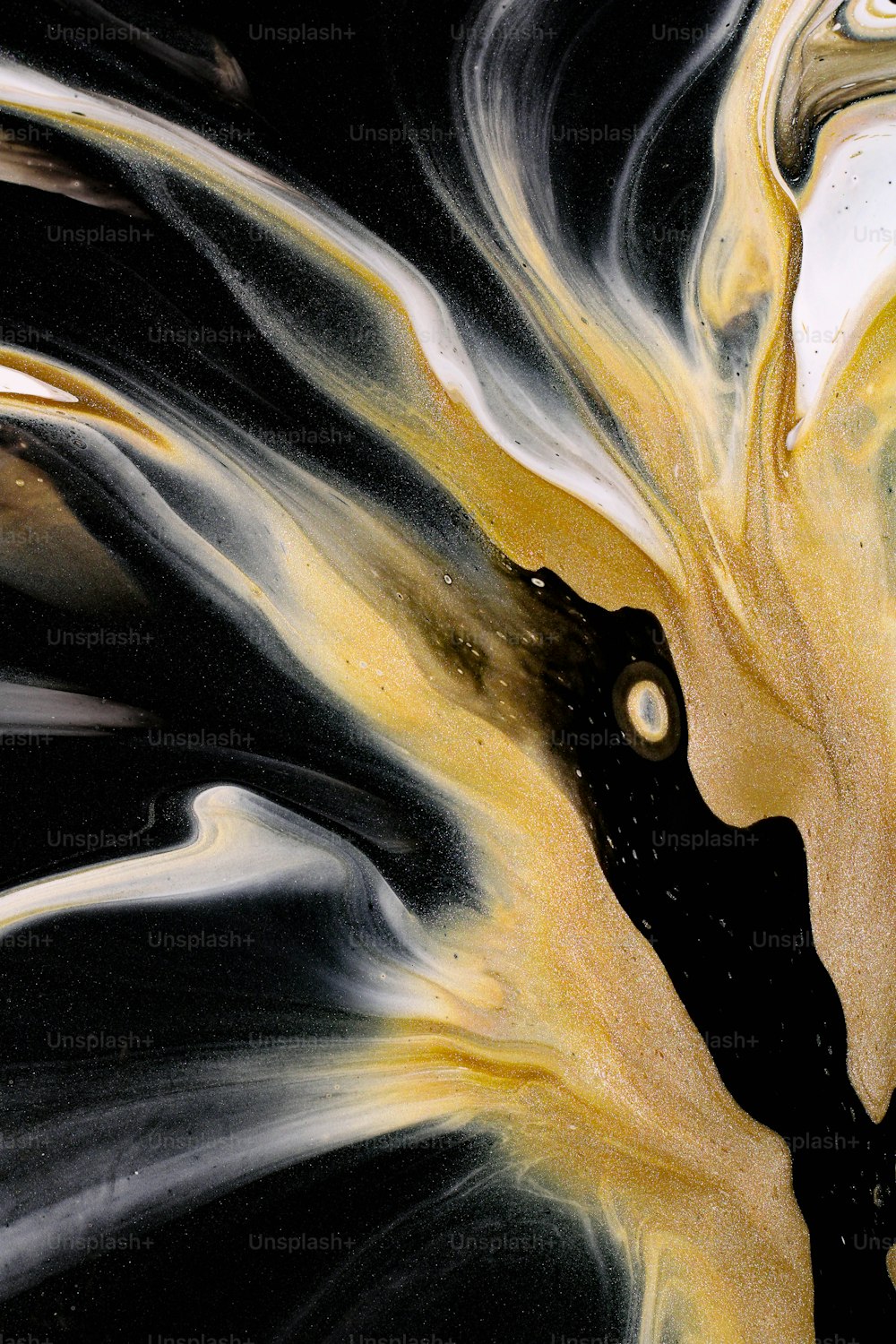 una pintura abstracta en blanco, amarillo y negro