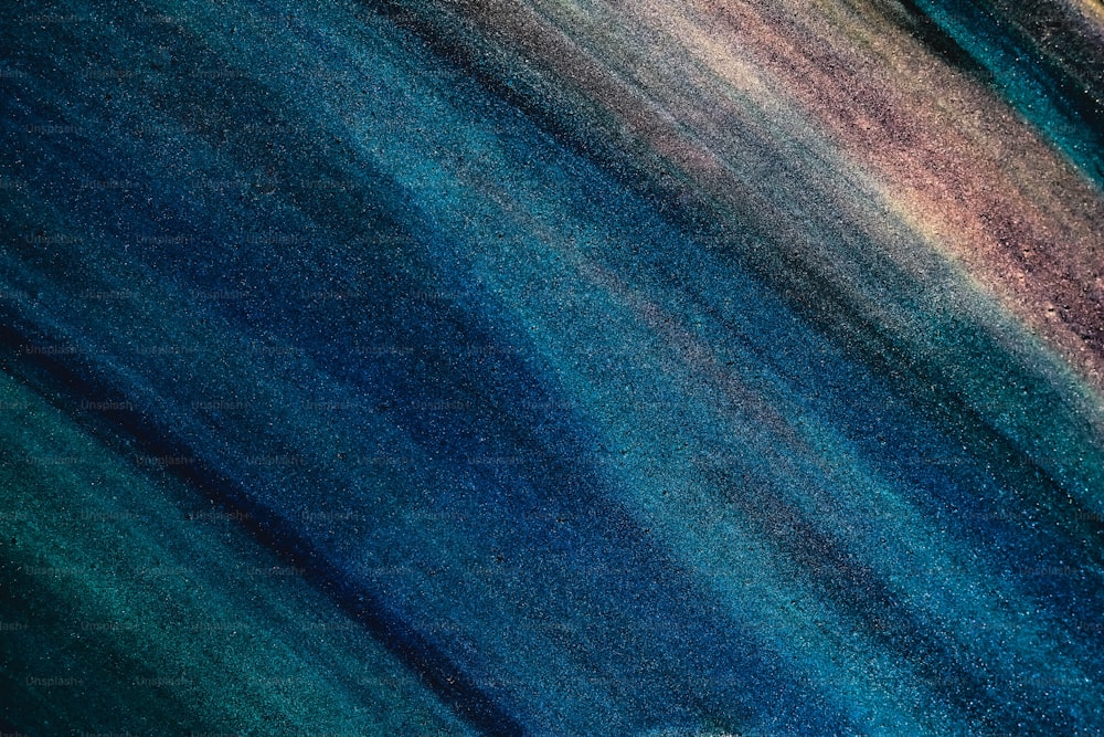 Un primer plano de una alfombra multicolor