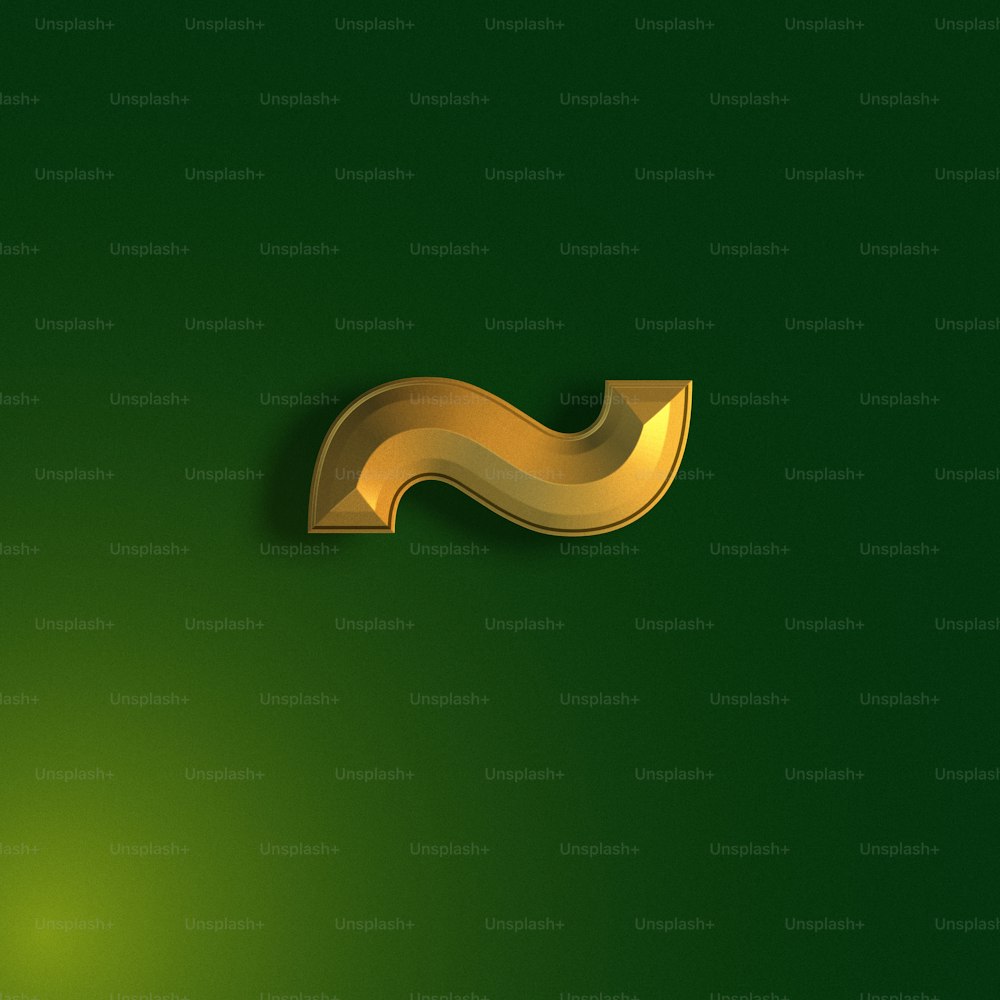 Un fondo verde con un objeto curvo dorado