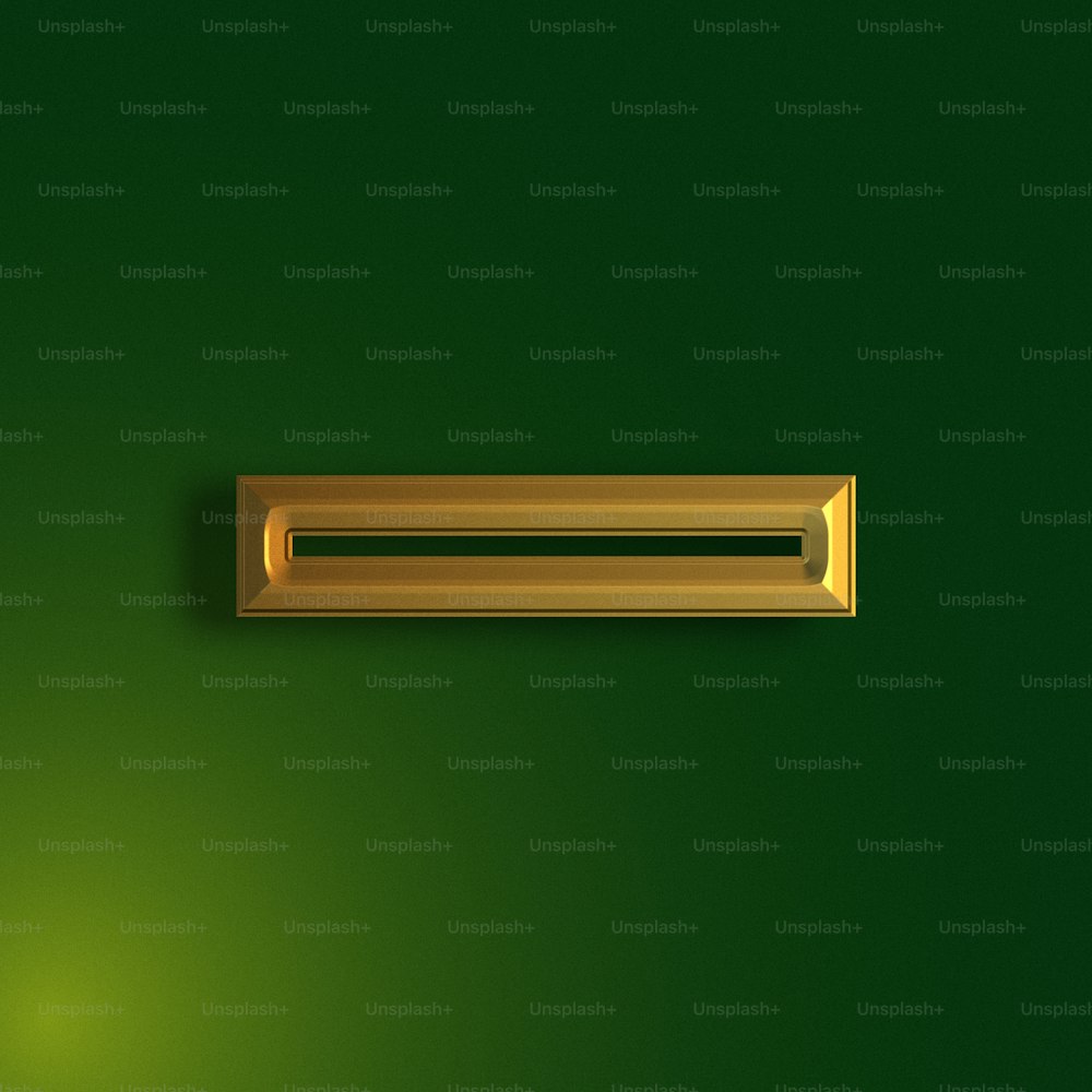 Un primer plano de un objeto metálico en una pared verde