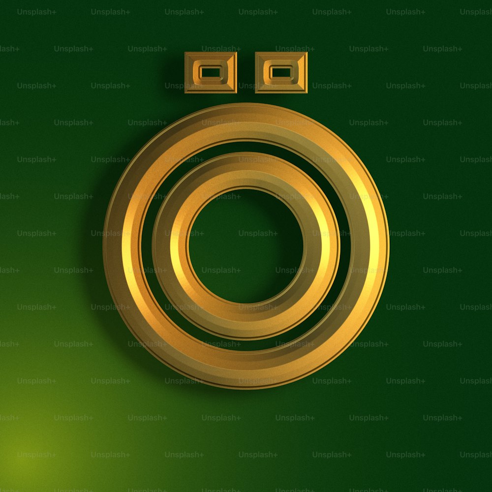 una pared verde con un objeto circular dorado