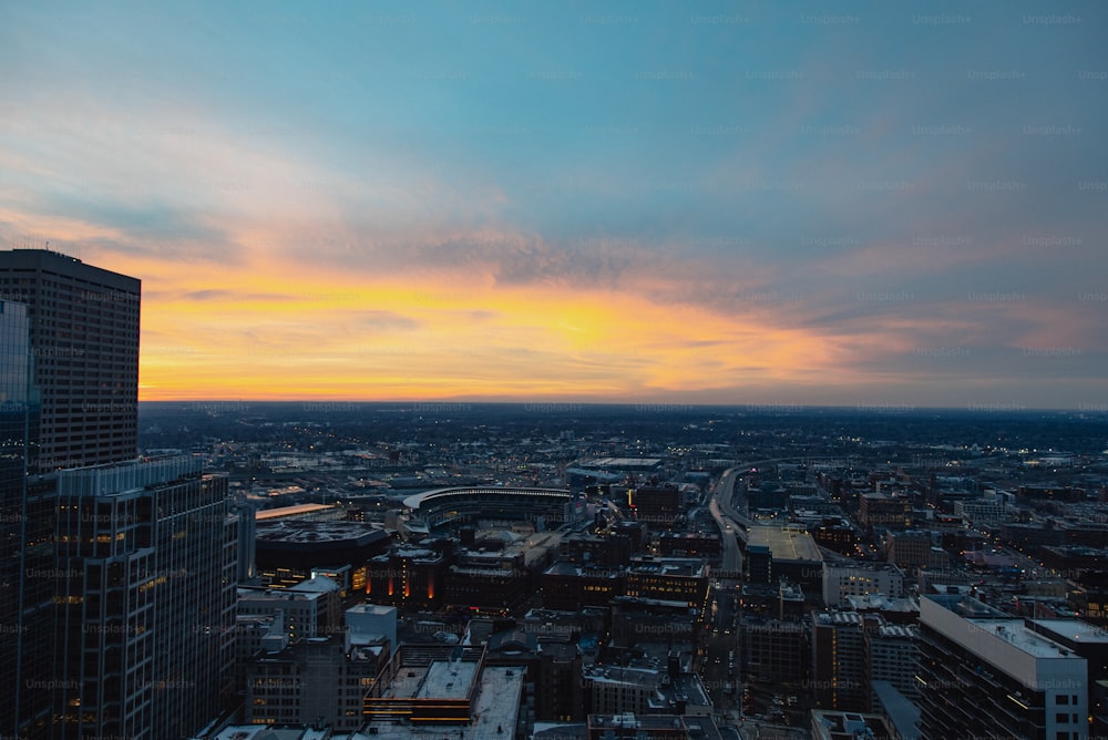 una vista di una città al tramonto dalla cima di un edificio