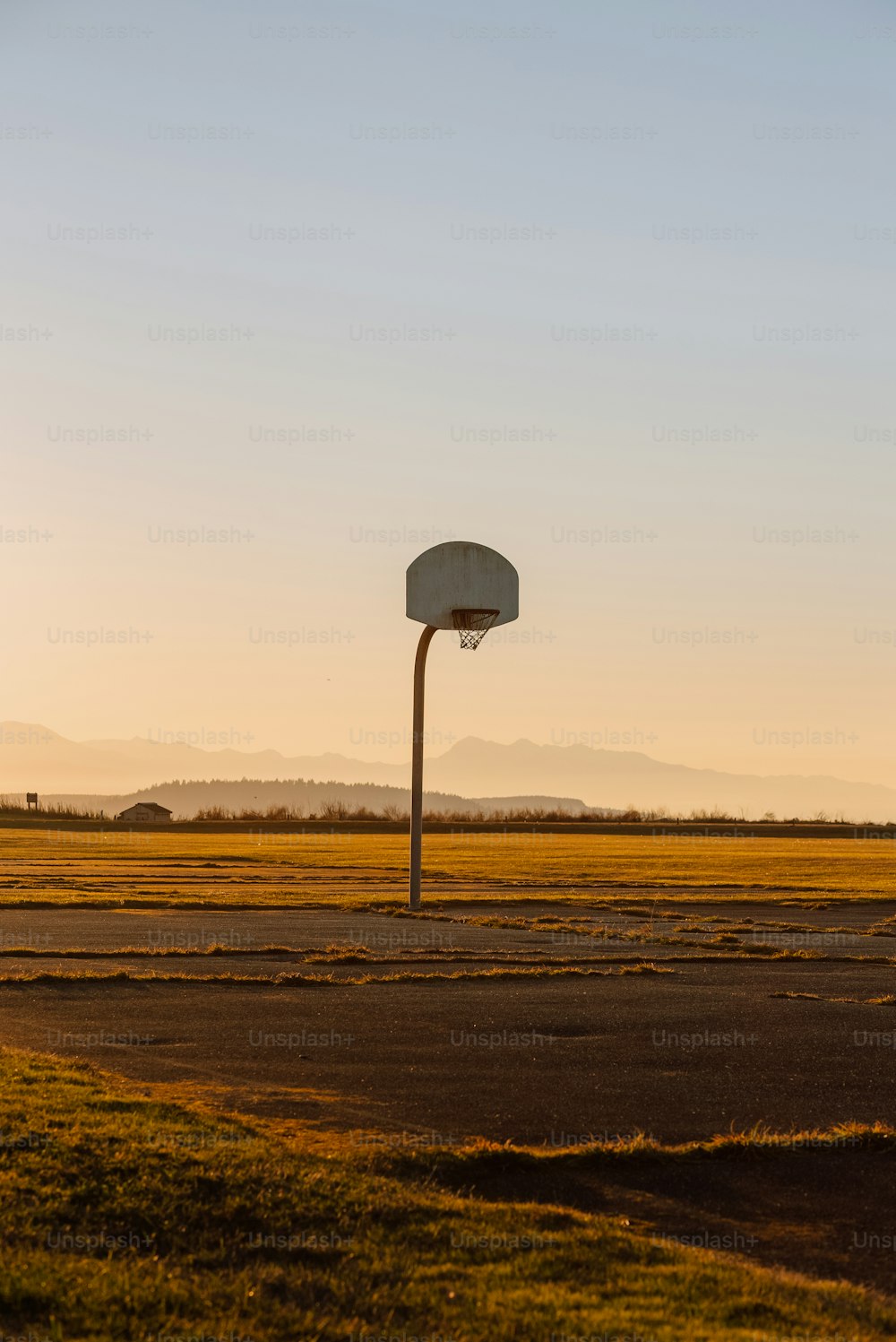 Ein Basketballkorb in der Mitte eines Feldes