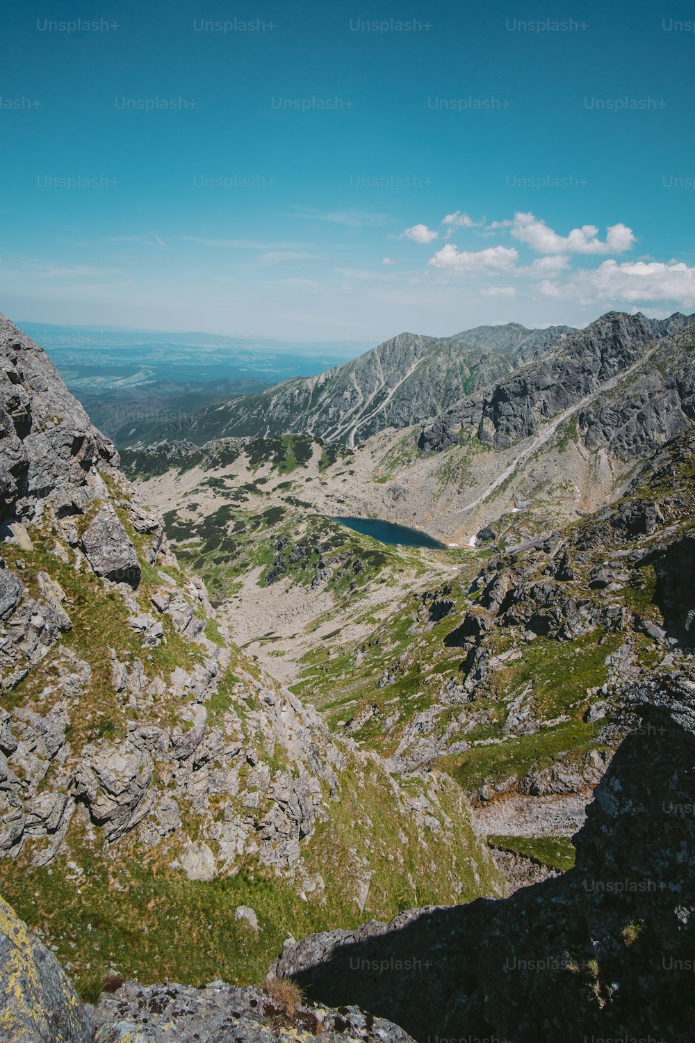 Blick auf eine Bergkette mit einem See in der Mitte